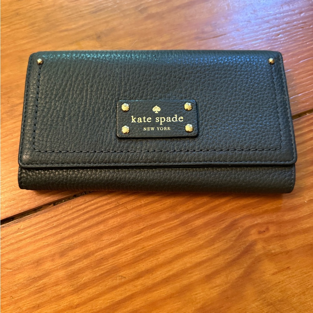 Kate Spade Pebbled Leather Gray Wallet with Gold Accents 🩶💛